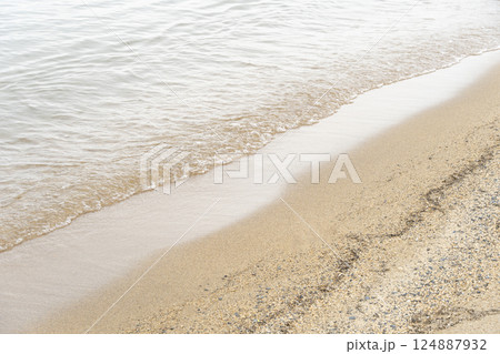 琵琶湖の波打ち際 124887932