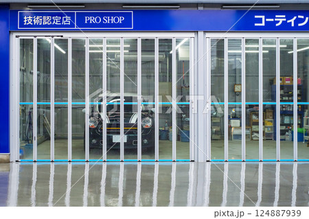 コーティングブースのMINIクーパー 124887939