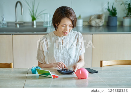 家計を気にする女性 家計を気にする女性 124888528