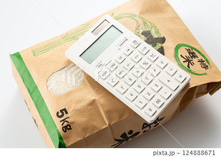 米袋に入ったお米と電卓 124888671