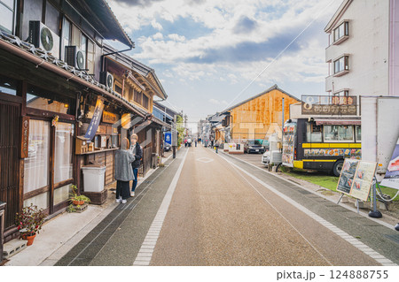 犬山市にある犬山城下町のレトロな町並み(愛知県) 犬山市にある犬山城下町のレトロな町並み(愛知県) 124888755