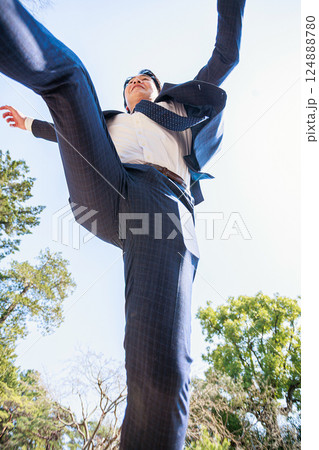 ジャンプするサラリーマン ジャンプするサラリーマン 124888780