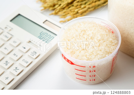 計量カップに入った米と電卓 124888803