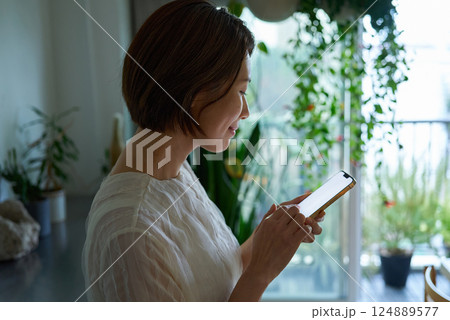 スマートフォンを操作する女性 スマートフォンを操作する女性 124889577