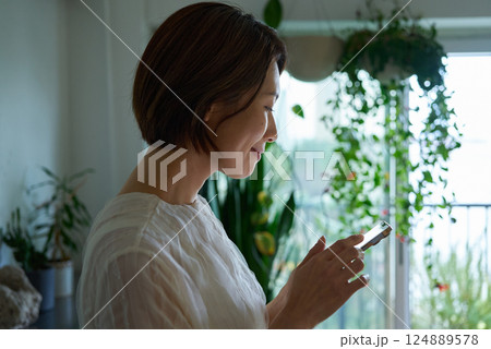 スマートフォンを操作する女性 スマートフォンを操作する女性 124889578