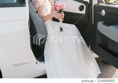 Bride holds a wedding bouquet, wedding dress, wedding details. 124889805