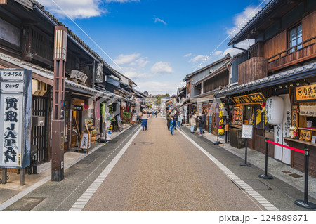犬山市にある犬山城下町のレトロな町並み(愛知県) 犬山市にある犬山城下町のレトロな町並み(愛知県) 124889871