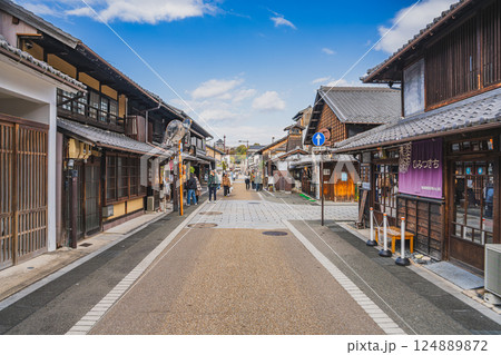 犬山市にある犬山城下町のレトロな町並み(愛知県) 犬山市にある犬山城下町のレトロな町並み(愛知県) 124889872
