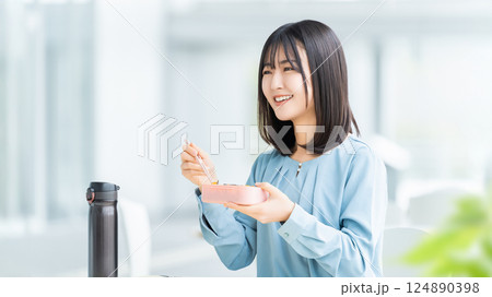 ランチタイムにお弁当を食べる女性・ビジネスウーマン 124890398