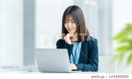 デスクワークをする女性・ビジネスウーマン デスクワークをする女性・ビジネスウーマン 124890400