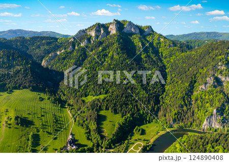 Summer view of the Three Crowns in the Pieniny at the foot of the Tatra Mountains. Poland 124890408
