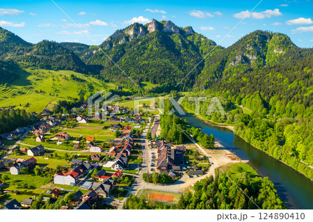 Summer view of the Three Crowns in the Pieniny at the foot of the Tatra Mountains. Poland 124890410