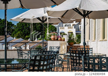 白いパラソルのあるテラス 白いパラソルのあるテラス 124890494