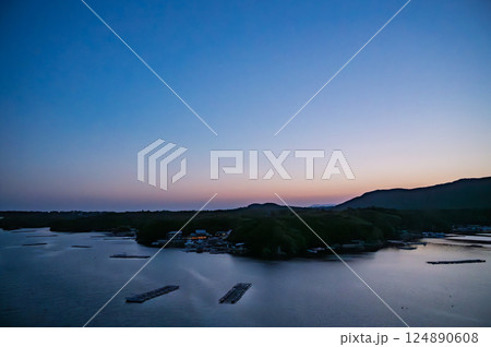 入江の夕暮れ 124890608