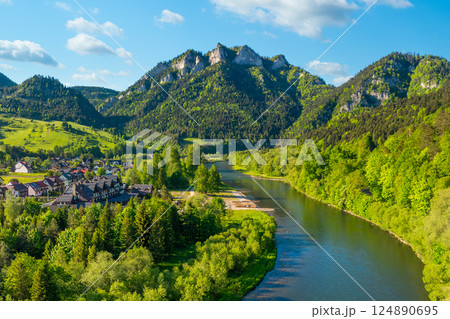 Summer view of the Three Crowns in the Pieniny at the foot of the Tatra Mountains. Poland 124890695