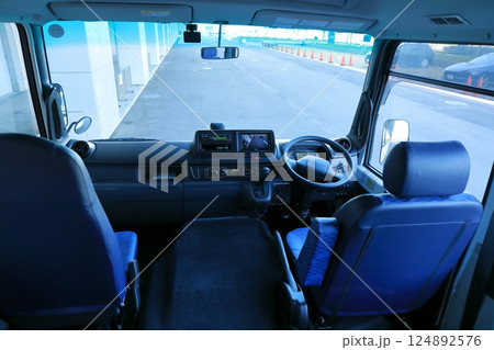 マイクロバスの運転席 マイクロバスの運転席 124892576