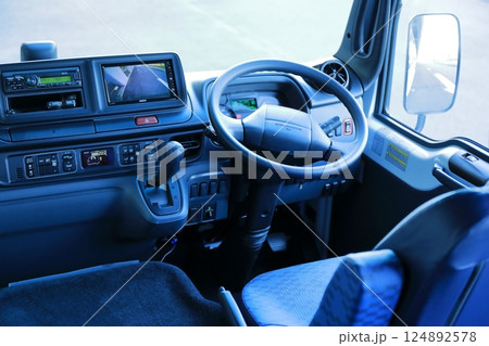 マイクロバスの運転席 124892578