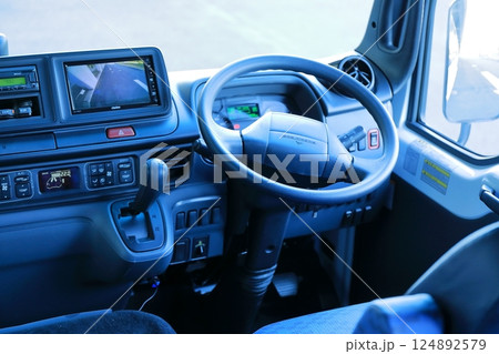 マイクロバスの運転席 マイクロバスの運転席 124892579