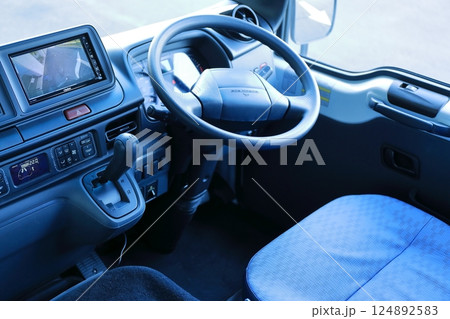 マイクロバスの運転席 マイクロバスの運転席 124892583