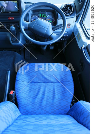 マイクロバスの運転席 124892626