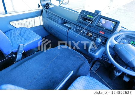 マイクロバスの運転席 マイクロバスの運転席 124892627