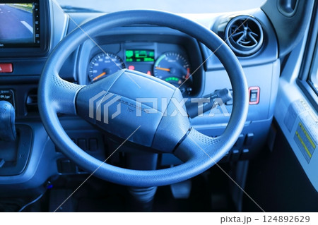 マイクロバスの運転席 124892629