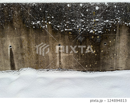 雪が積もったコンクリート壁のテクスチャ 124894813