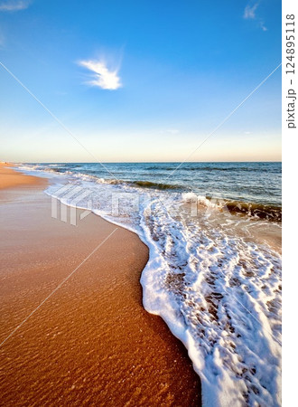 Beautiful waves on the Falesia beach, Algarve, Portugal  124895118