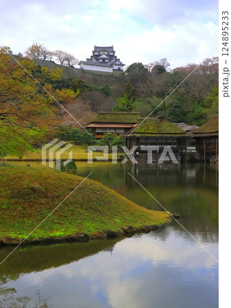 彦根城と庭園(彦根市・縦構図) 彦根城と庭園(彦根市・縦構図) 124895233