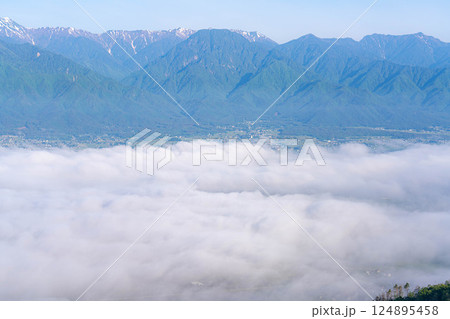 【雲海素材】長峰山から見る初夏の安曇野市の雲海【長野県】 【雲海素材】長峰山から見る初夏の安曇野市の雲海【長野県】 124895458