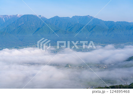【雲海素材】長峰山から見る初夏の安曇野市の雲海【長野県】 124895468