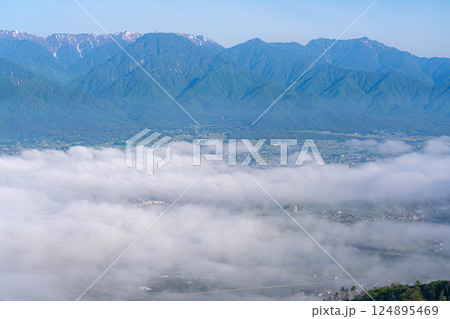 【雲海素材】長峰山から見る初夏の安曇野市の雲海【長野県】 【雲海素材】長峰山から見る初夏の安曇野市の雲海【長野県】 124895469