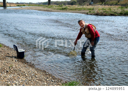 ウェーダーを履いて、タモで川虫を捕るつり人 ウェーダーを履いて、タモで川虫を捕るつり人 124895951