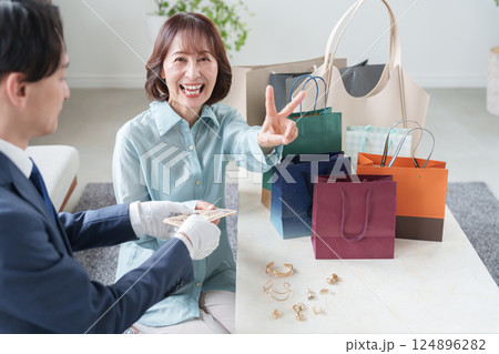 女性客と査定する中古出張買取業者 124896282