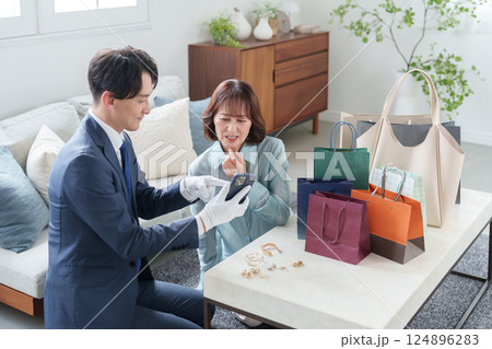 女性客と査定する中古出張買取業者 124896283