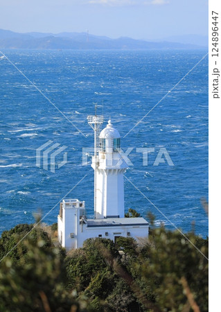 荒波の豊予海峡を背にそびえる佐田岬灯台(日本 愛媛県西宇和郡) 荒波の豊予海峡を背にそびえる佐田岬灯台(日本 愛媛県西宇和郡) 124896447