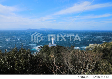 荒波の豊予海峡を背にそびえる佐田岬灯台（日本 愛媛県西宇和郡） 124896448