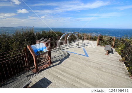 佐田岬から豊予海峡を眺める（日本 愛媛県西宇和郡） 124896451