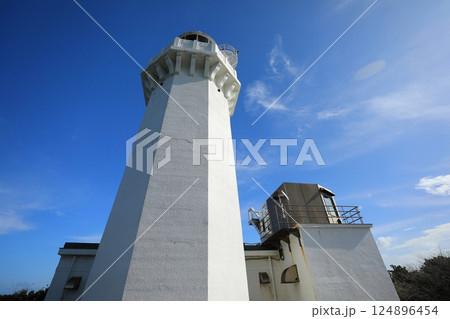 真冬の快晴の空に伸びる佐田岬灯台(日本 愛媛県西宇和郡) 真冬の快晴の空に伸びる佐田岬灯台(日本 愛媛県西宇和郡) 124896454