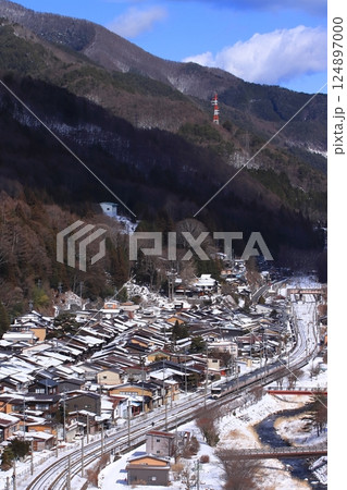 雪化粧をした絶景の奈良井宿の街並みの中を駆け抜ける383系特急しなの号_2025/2/10撮影 124897000