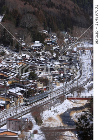 雪化粧をした絶景の奈良井宿の街並みの中を駆け抜ける211系電車_2025/2/10撮影 雪化粧をした絶景の奈良井宿の街並みの中を駆け抜ける211系電車_2025/2/10撮影 124897001