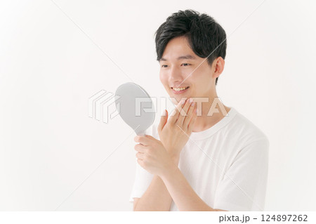 手鏡を見る男性 124897262