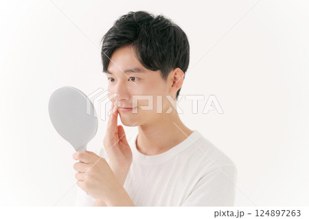 手鏡を見る男性 手鏡を見る男性 124897263