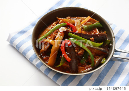 麻婆茄子　アップ　白背景 124897446