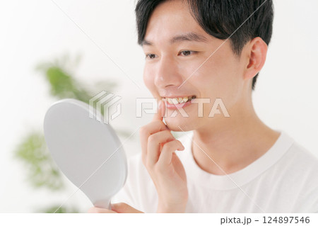 手鏡を見る男性 124897546
