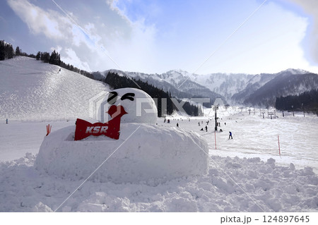スキー場のゲレンデに作られた大きな雪だるま スキー場のゲレンデに作られた大きな雪だるま 124897645