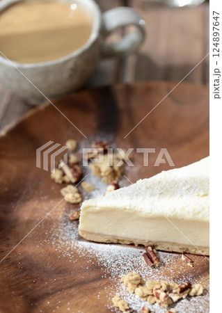 グラノーラを添えたクッキーボトムのレアチーズケーキとカフェオレ グラノーラを添えたクッキーボトムのレアチーズケーキとカフェオレ 124897647