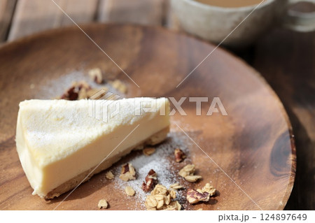 グラノーラを添えたクッキーボトムのレアチーズケーキとカフェオレ グラノーラを添えたクッキーボトムのレアチーズケーキとカフェオレ 124897649