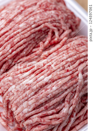 合い挽きミンチ肉のトレイ盛り付けた調理前の食材のアップ 124897861