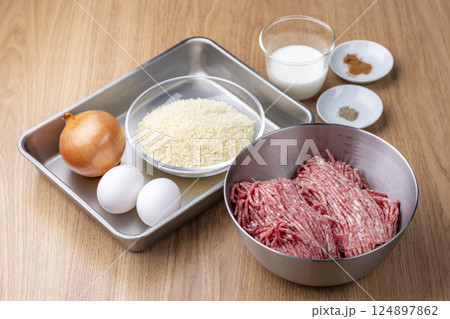 ハンバーグの基本材料を並べた調理前の準備風景 ハンバーグの基本材料を並べた調理前の準備風景 124897862